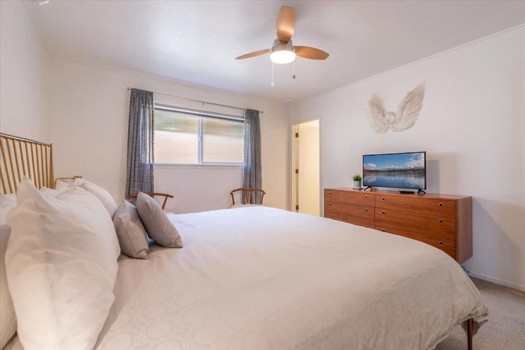 Lake Views, Pet-Friendly Cabin With Hot-Tub In King'S Beach Kings Beach Exterior photo