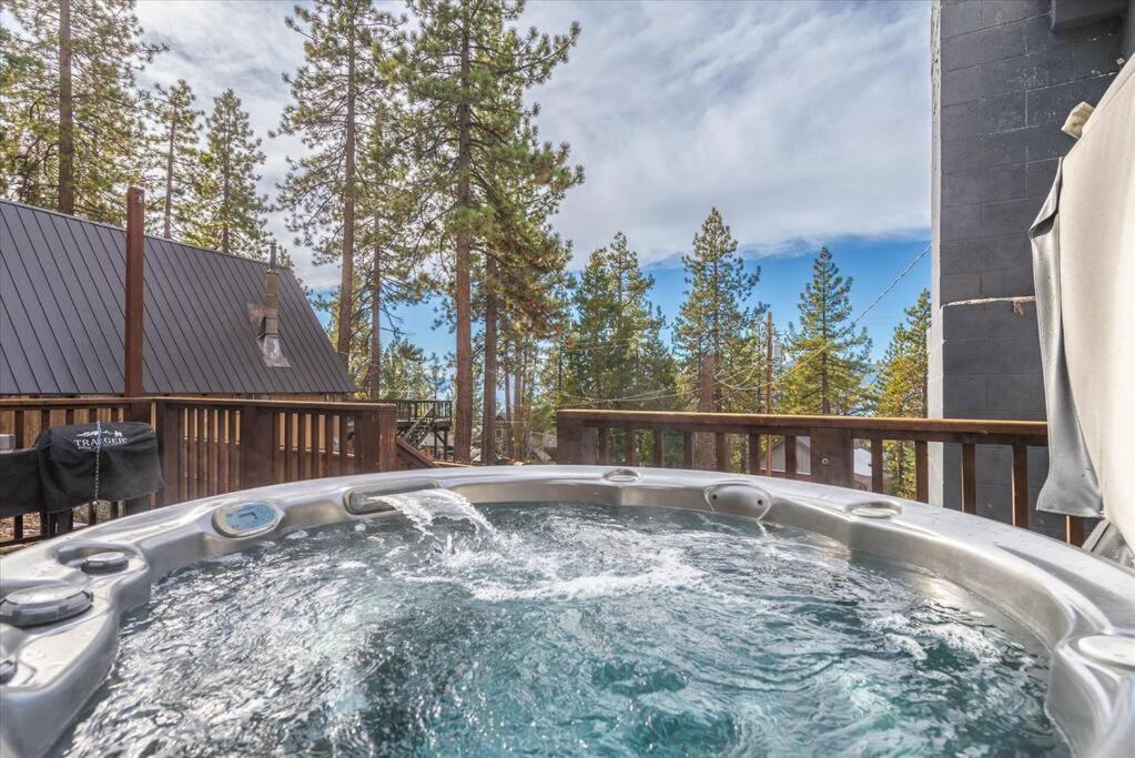 Lake Views, Pet-Friendly Cabin With Hot-Tub In King'S Beach Kings Beach Exterior photo